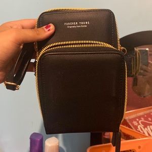 purse with multiple pockets and can hold phones